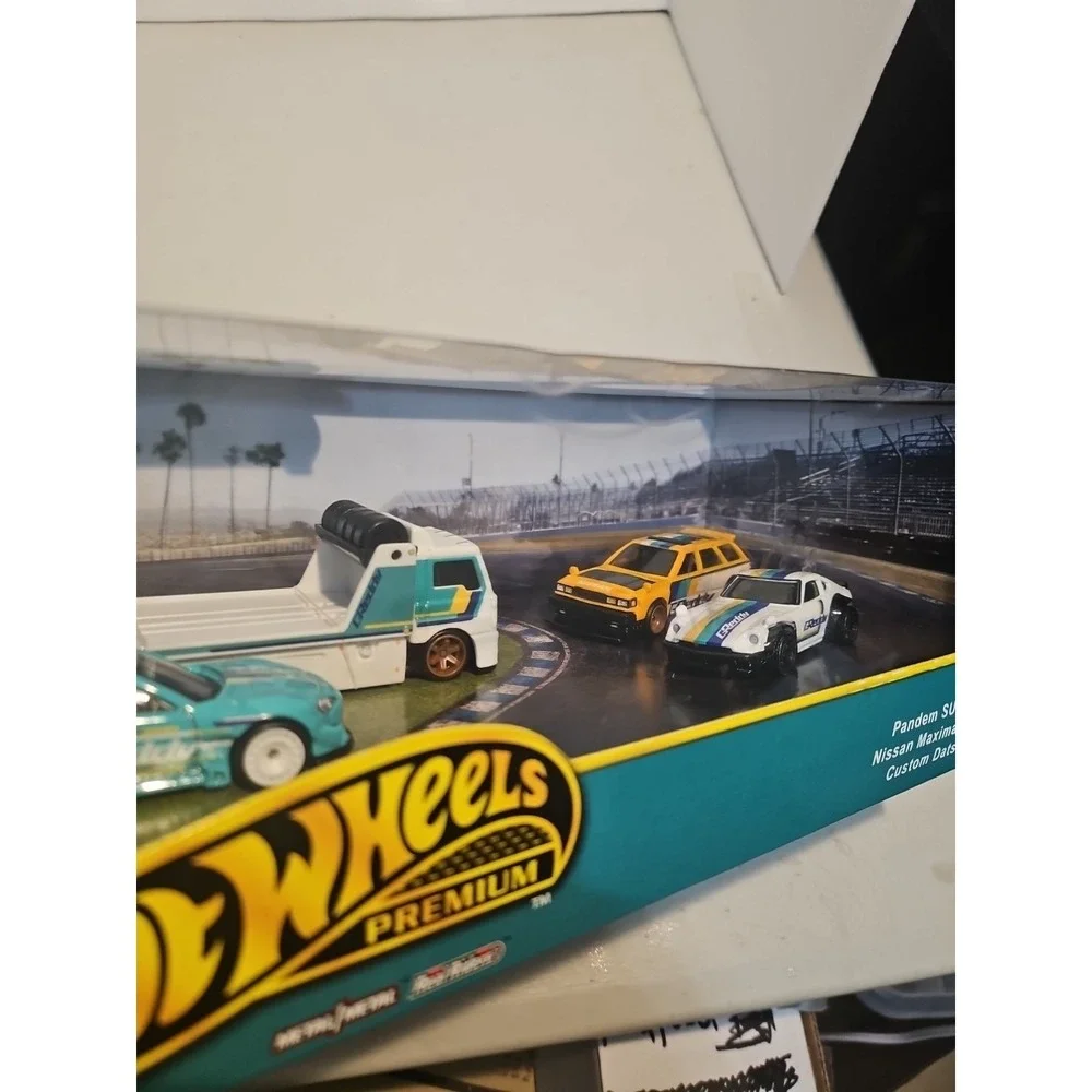 Hot Wheels Premium Diorama Fleet Street SUBARU BRZ Nissan Maxima Datsun